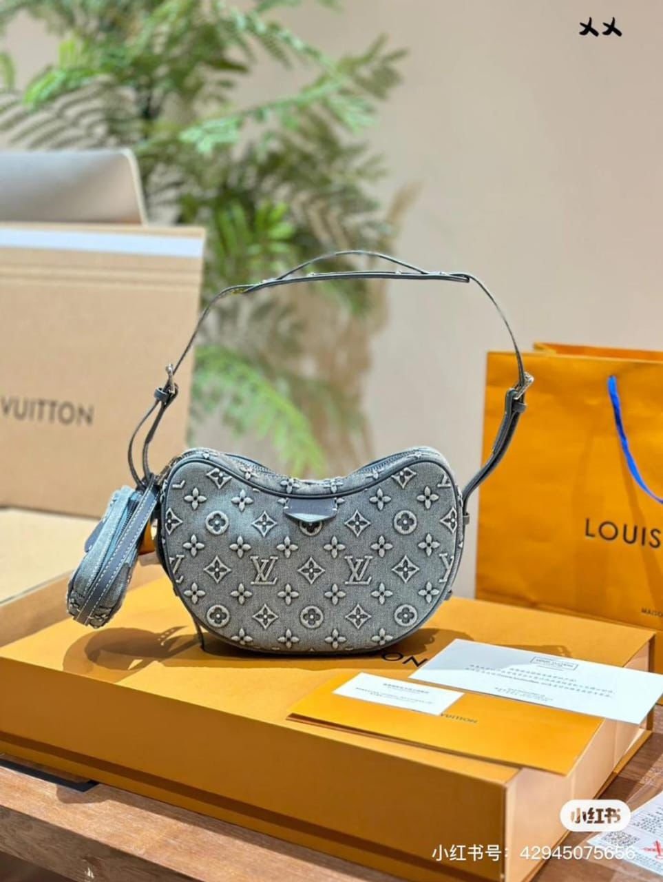 Louis Vuitton Looping handbag